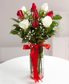 5 kırmızı 4 beyaz gül vazoda  Siirt çiçekçi mağazası 