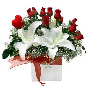  Siirt çiçek gönderme sitemiz güvenlidir  1 dal kazablanka 11 adet kırmızı gül vazosu