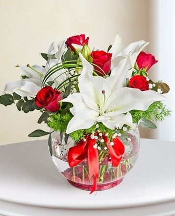 Fanus Vazoda 2 Lilyum ve 5 Gül Dansı  Siirt kaliteli taze ve ucuz çiçekler 